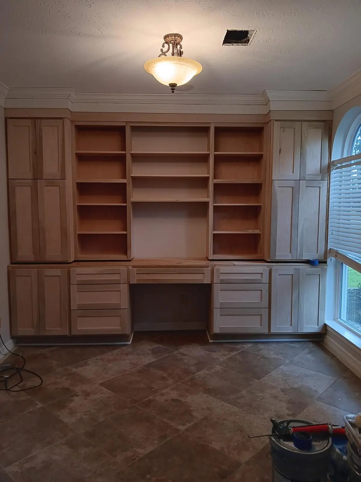 Built-in office wall, painted: Before
